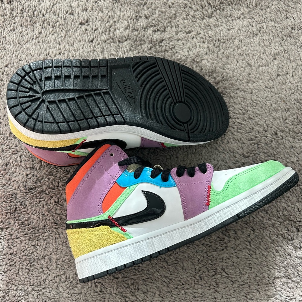 Jordan 1 Retro High Women’s Lightbulb sneaker size 7 NEW- no box
